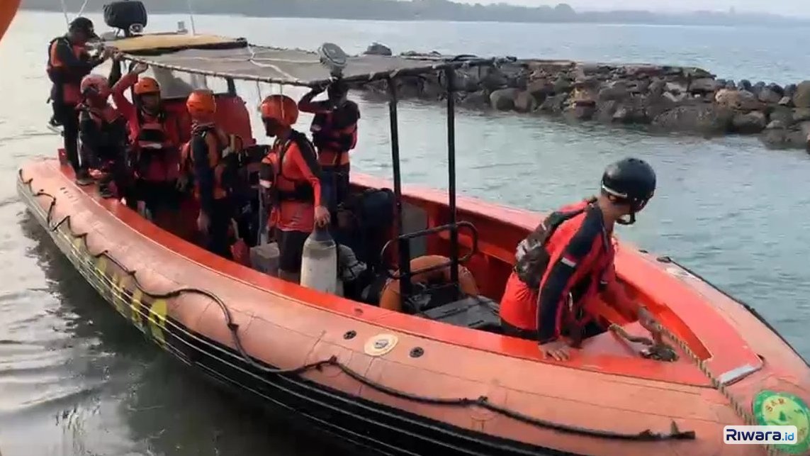 Tim SAR gabungan mobilisasi KRI dan drone thermal mencari lima jurnalis yang hilang di Selat Sunda